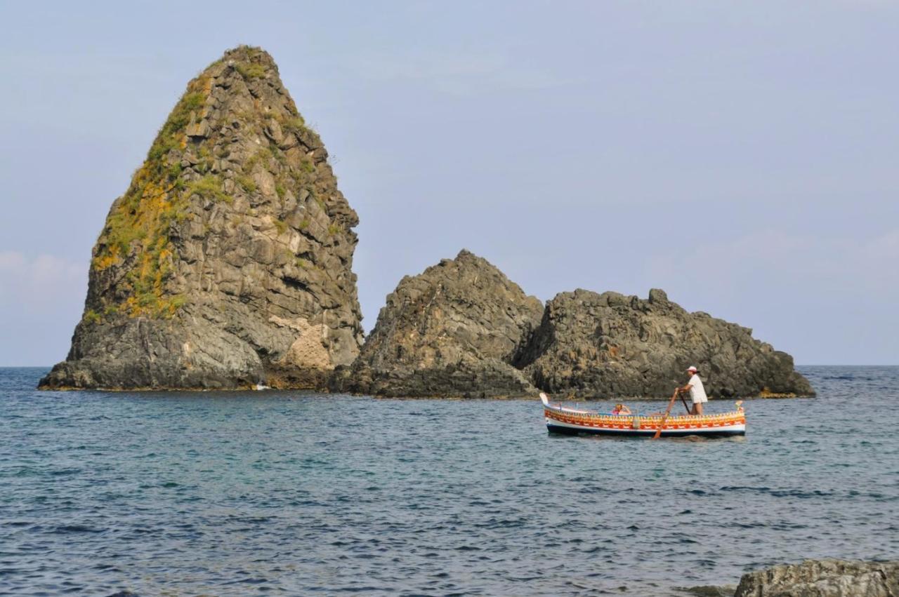 La Casa Di Ale Lejlighed Aci Castello Eksteriør billede